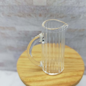 Pichet en verre miniature à l'échelle 1:12 pour la décoration, avec texture côtelée classique, poignée délicate, clarté éclatante - Product Image 5