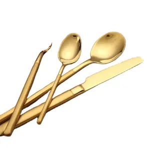 طقم أدوات المائدة الرائج والأكثر مبيعًا بتصميم جديد لتزيين المنزل طقم أدوات المائدة الذهبية المزودة بسكين