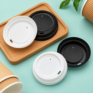 Couvre-tasses à café en plastique blanc et noir EcoRev ECO32 avec design vapeur, ouverture facile, fermeture lisse, jetables, pour gobelets à boissons - Product Image 5