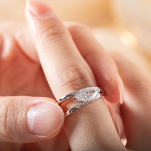 Anillo de Oro Amarillo Sólido de 14K con Diamante Cultivado en Laboratorio de Corte Marquesa de 1ct, Certificado IGI, para Mujer, Diseño de Lujo en Forma de V, Estilo East-West Bypass - Product Image 1