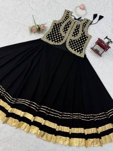 Choli noir et or avec veste réversible en faux gorgette – Inspiration moderne pour tenue de mariée et de mariage - Product Image 5