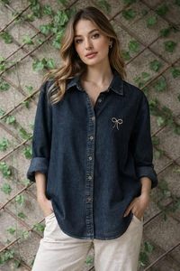Encanto Vaquero Sin Esfuerzo: Camisa Clásica de Botones en Índigo con Detalle de Lazo Minimalista, Corte Relajado para el Día a Día - Product Image 3