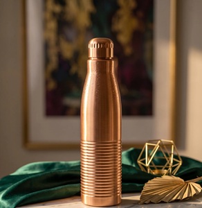 Thermos en cuivre de luxe moderne, bouteille d'eau portable de voyage avec design côtelé - Product Image 1
