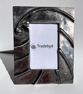 Cadre photo en métal élégant, accent décoratif de table par Tradebyd - Product Image 1