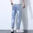 Jean en denim déchiré bleu clair coupe droite pour homme, style décontracté, en coton mi-lourd, collection printemps 2026, en vente en ligne - Product Image 5