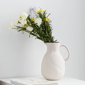 Elegante Florero de Cerámica con Acabado Blanco para Interiores Contemporáneos, Florero de Cerámica Hecho a Mano para Arreglos Florales y Decoración - Product Image 4