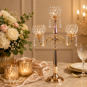 Candelabro de Cristal de Lujo, Elegante Soporte de Tres Brazos para Decoración Glamurosa de Bodas y Mesas Reales - Product Image 1
