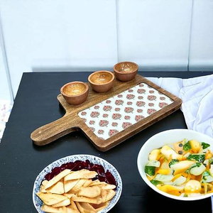 Plat de service artisanal en bois de manguier, 3 bols écologiques motif oiseau, technique d'émail coloré pour gâteaux et collations - Product Image 1
