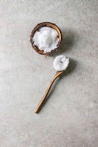 EL ACEITE DE COCO PURO, PRENSADO EN FRÍO Y SIN REFINAR SE UTILIZA COMO ACEITE PORTADOR PARA EL CUIDADO DE LA PIEL, EL CUIDADO DEL CABELLO, MASAJES Y AROMATERAPIA. - Product Image 6