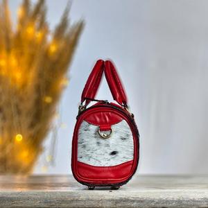 Bolso de Mano de Cuero Genuino de Vaca de Lujo con Bordado Rojo y Cierre de Cremallera con Piedra Turquesa - Product Image 2