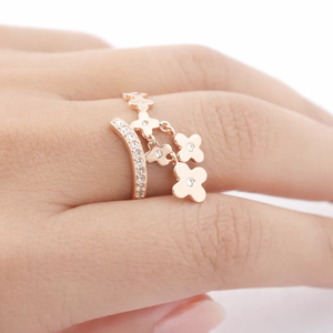 Anillo Clover Charm de Plata de Ley 925 con Diamantes Hechos a Mano en Oro Rosa - Anillo Apilable para Mujer - Product Image 1