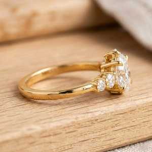 Bague de fiançailles artisanale en or massif avec diamant de laboratoire ovale brillant et rond de 1,01 ct, clarté E, VVS, bijoux fins - Product Image 5