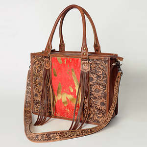Sac fourre-tout bohème en cuir véritable avec franges, motif floral gravé, patch rouge et or, fermeture éclair - Product Image 3