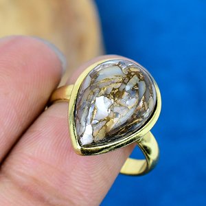 Anillo de Plata de Ley 925 con Baño de Oro de 18k y Gema de Concha Natural Blanca en Forma de Pera - Product Image 3