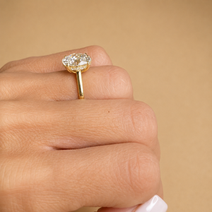 Anillo de Compromiso con Diamante Cultivado en Laboratorio de Corte Ovalado de 3 Quilates, Solitario con Halo Oculto, Catedral, Oro Amarillo de 14k |   Certificado por IGI - Product Image 3