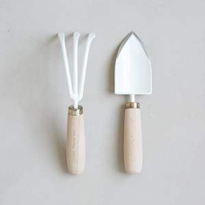 Ensemble d'outils de jardin en métal rose pâle élégant avec manches en bois pour travaux de plantation intérieurs et extérieurs - Product Image 4