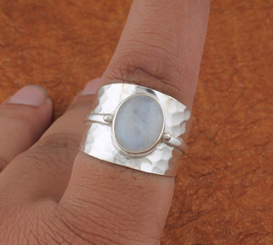 แหวนวงเรนโบว์มูนสโตนธรรมชาติ เงินแท้ 925 ทำมือ พลอยสีฟ้าประกาย ขายส่ง เครื่องประดับแบบซ้อนได้ สไตล์โบโฮ - Product Image 5