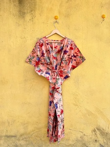 Robe pour femmes à imprimé floral, col en V, manches courtes, longueur genoux, tenue décontractée d'été, en viscose et coton tissé - Product Image 3