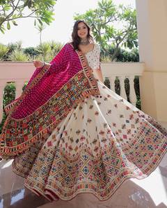 Lehenga Choli traditionnel indien en coton mousseline avec broderie miroir véritable, et dupatta en dentelle fantaisie avec latkan, longueur ras du sol, pour soirée - Product Image 2