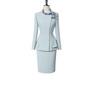Costume pantalon femme en laine et polyester bleu clair avec col cranté et fermeture boutonnée, manches longues, infroissable, couleur unie - Product Image 2