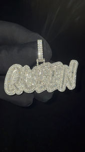 Colgante de Diamante Moissanite QUEEN de Diseño Moderno con un Brillante Arreglo de Múltiples Piedras para Bodas, Fiestas y como Joya de Regalo - Product Image 3