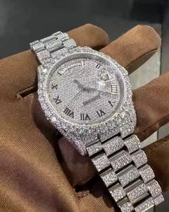 Montre en Moissanite de Qualité Supérieure pour Hommes, Montre-Bracelet Personnalisée Sertie de Diamants avec Construction Robuste, Disponible à la Vente - Product Image 2