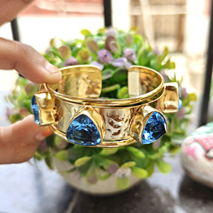 Bold statement jewelry trillion cut swiss blue quartz <b>adjustable</b> <b>bracelet</b> 18k gold plated hammered texture open cuff <b>bracelets</b> - Product Image 5