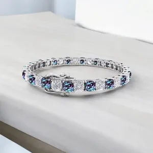 Bracelet tennis pour femme plaqué rhodium avec cristaux de strass taille princesse sertis en canal, style classique, cadeau de bijoux - Product Image 2