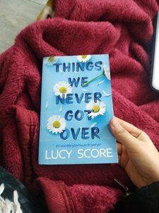 CHOSE QUE NOUS N'AVOINS JAMAIS ECRIVIES par Lucy Score, roman émotionnel contemporain en couverture souple sur l'amour, par Lucy Score - Product Image 1