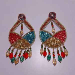 Boucles d'oreilles pendantes élégantes et colorées en perles de verre brodées, style luxe léger, pour femmes, idéales pour les fêtes, l'Aïd, Diwali et les mariages - Product Image 1
