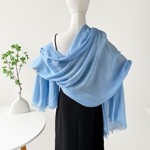 Châle long bleu ciel, doux et léger pour femme, hijab aérien et accessoire de mode décontracté rafraîchissant - Product Image 1