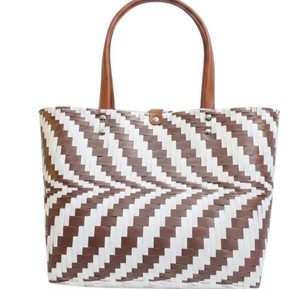 Sac à main en plastique tissé marron et blanc à motif zigzag, élégant, avec bouton-pression, vente directe - Product Image 4