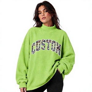 Sweat-shirt oversize à col montant pour femme, en molleton avec appliqué, pull personnalisé avec détails en jacquard, doux, contemporain, décontracté, vêtements pour femmes - Product Image 1