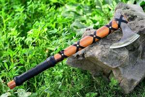 Hache de combat de style viking faite à la main avec une tête en acier au carbone forgé et une longue poignée en bois, idéale pour le camping, la coupe de bois, la chasse - Product Image 6
