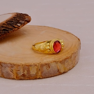 Bague ovale rose fuchsia - Bague bohème texturée en forme de fleur plaquée or - Bijou artisanal en pierre précieuse conique - Cadeau pour femme - Product Image 3