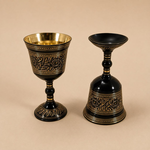 Copa de Vino de Latón con Acabado Negro Antiguo y Grabado Floral Dorado, Cáliz Decorativo para Decoración de Mesa de Bar en Casa y Ocasiones Especiales - Product Image 4