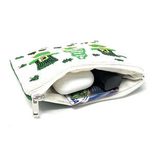Monedero de mano con cremallera, bordado de trébol y gnomos con cuentas de semillas, hecho a mano, moderno, compacto, para regalo de la fiesta de San Patricio, al por mayor - Product Image 2