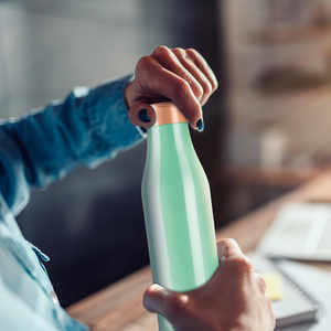 Bouteille d'eau en cuivre artisanale avec conception anti-fuite et bienfaits pour la santé pour une utilisation quotidienne par Axiom Home Accents - Product Image 4