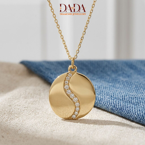 Collier pendentif rond avec accent diamant incurvé, ton or jaune, bijoux minimalistes pour femmes, cadeau de joaillerie fine personnalisée - Product Image 2