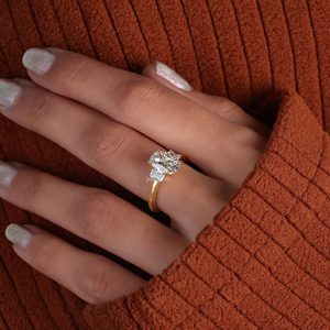 Bague de fiançailles en or 14 carats avec 3 diamants de laboratoire, taille coussin au centre et pierres latérales taille baguette - Product Image 3