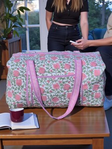 Sac de voyage à imprimé floral, motif tulipes roses et blanches, sac de week-end grande capacité, fermeture éclair, matériau textile - Product Image 4