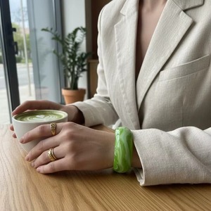 Brazalete de Resina Verde Hecho a Mano de Primera Calidad, Joyería Étnica y Accesorio de Moda para Mujer, Regalo para Bodas y Fiestas - Product Image 3