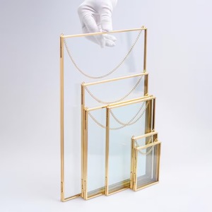 Cadre photo de table moderne élégant en métal doré et verre, fait main, découpé et imprimé, pour la décoration intérieure, les cadeaux de mariage et la présentation de souvenirs - Product Image 2
