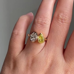 แหวนเพชรทรงรีสีเหลือง Toi Et Moi รุ่นทันสมัย น้ำหนัก 3.00 กะรัต ความสะอาดระดับ VVS2 ได้รับการรับรองจาก IGI ตัวเรือนแบบ Bezel Set วงเปิด ทอง 10K/14K/18K - Product Image 6