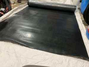 Rollo de lámina de caucho industrial para mesa de trabajo, para revestimiento de superficies de protección en talleres y aplicaciones de fabricación de alta resistencia. - Product Image 2