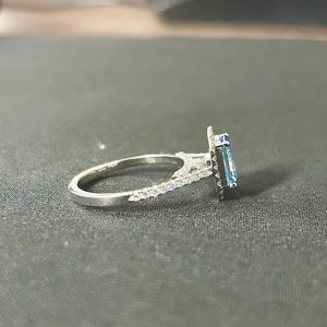 Anillo de compromiso y aniversario de diamante azul vívido de laboratorio de 5 quilates con engaste pavé de plata 925, corte radiante, certificado IGI, rodio. - Product Image 3