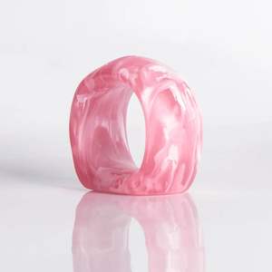 Elegantes Anillos de Servilleta de Resina con Patrón Decorativo para una Mesa de Comedor con un Toque Moderno y Estético - Product Image 6