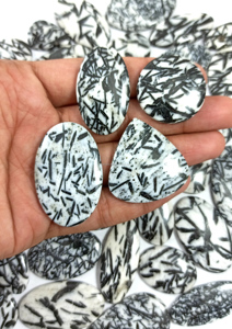 Radha Arts – Cabochons en hornblende naturelle en gros, faits à la main, de haute qualité, formes ovales/goutte d'eau/rondes/carrées/fantaisie, blancs - Product Image 3