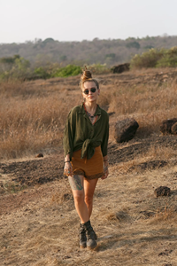 Chemise ample en coton froissé vert olive, style bohème chic, avec lien sur le devant, pour femme, tissu naturel respirant et durable - Product Image 2