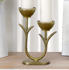 Supports de bougies rustiques en forme de fleur de lotus dorée avec une finition patinée. Charme floral intemporel disponible à prix de gros. - Product Image 3